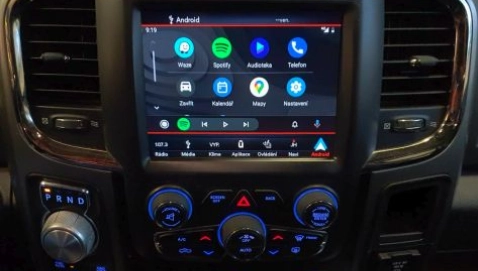 Android Auto a Apple CarPlay nově i pro Jeep